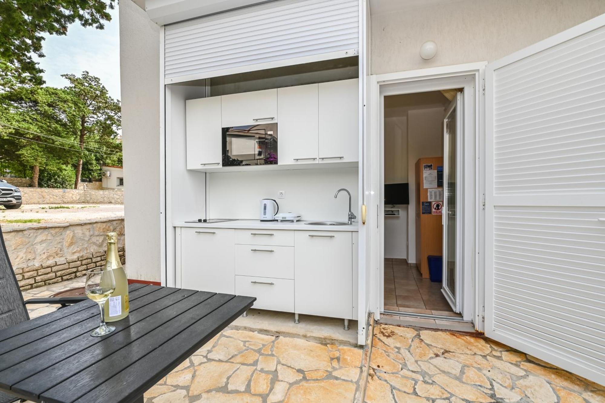 Seagull Pool Apartments & Studios Новаля Екстериор снимка