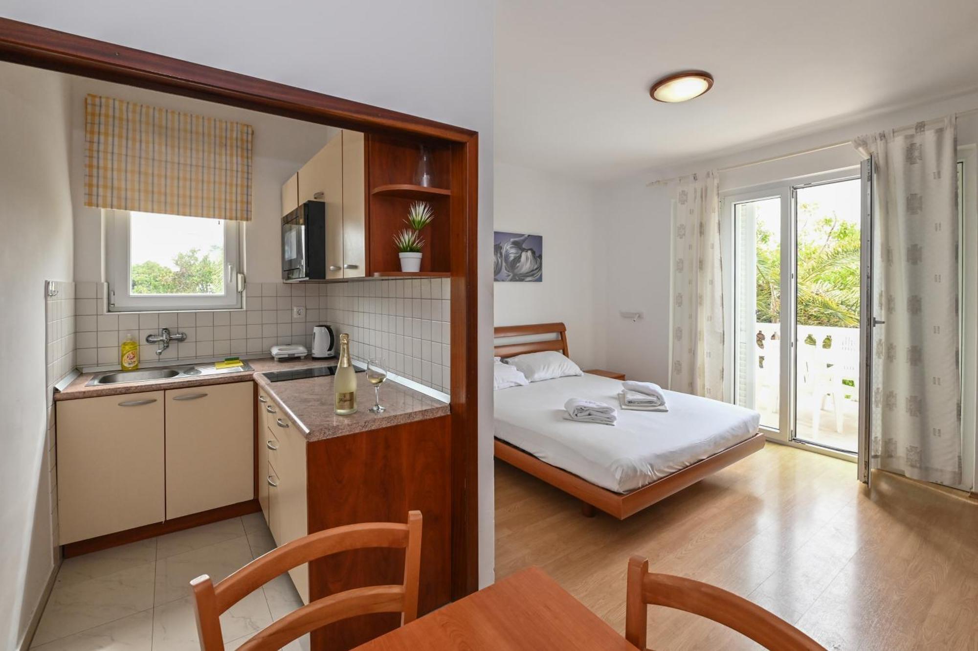 Seagull Pool Apartments & Studios Новаля Екстериор снимка