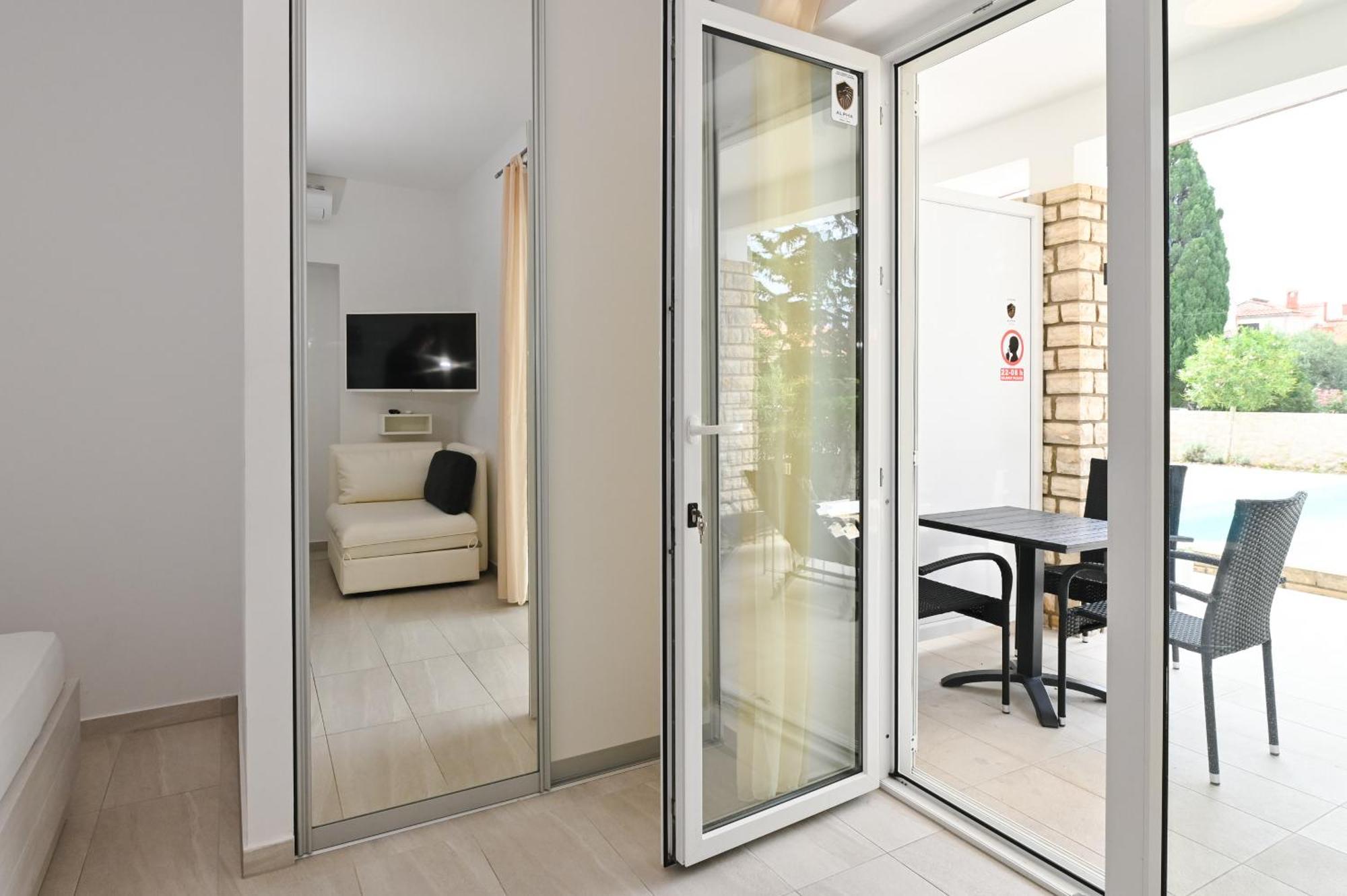 Seagull Pool Apartments & Studios Новаля Екстериор снимка