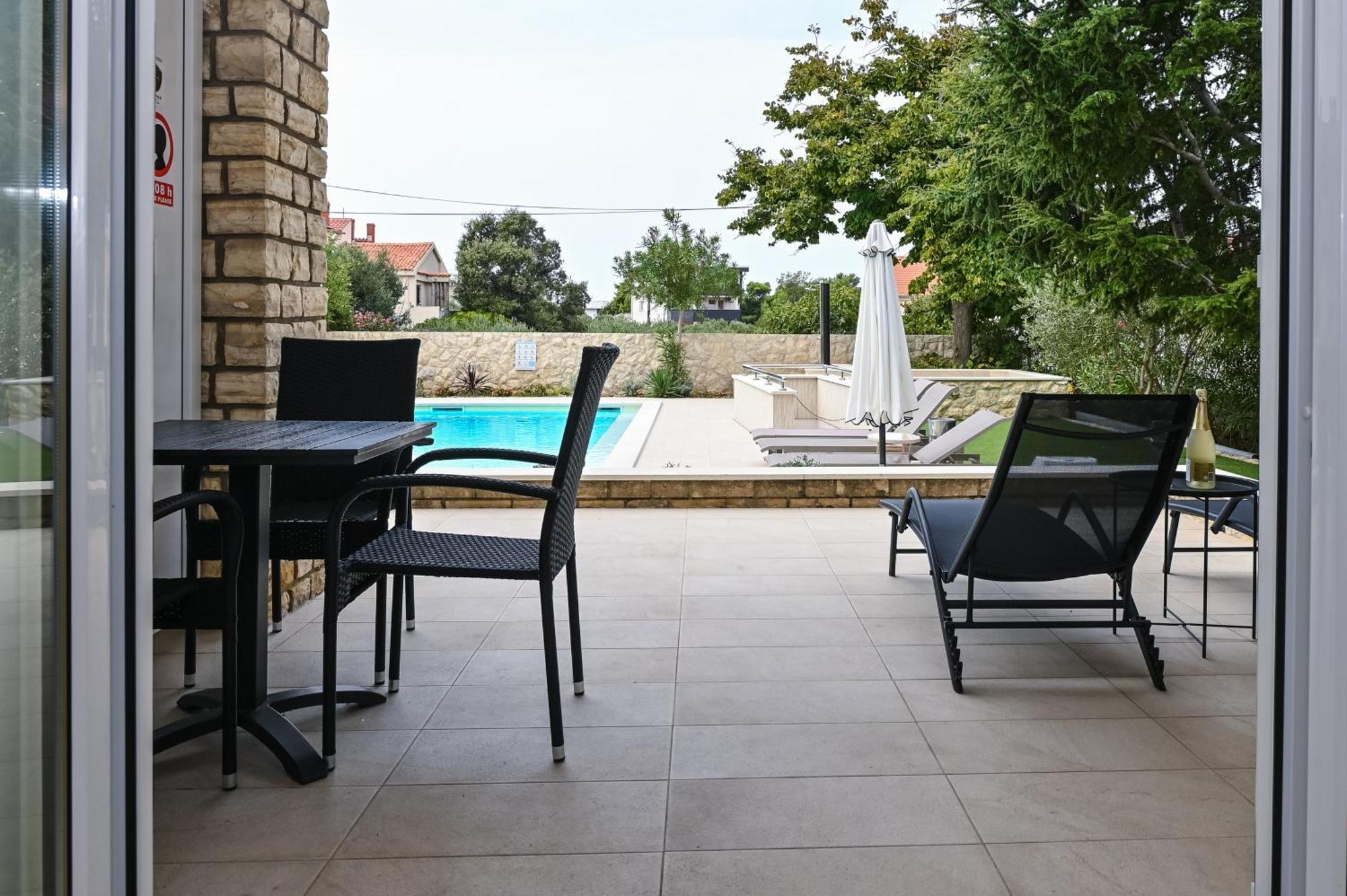Seagull Pool Apartments & Studios Новаля Екстериор снимка