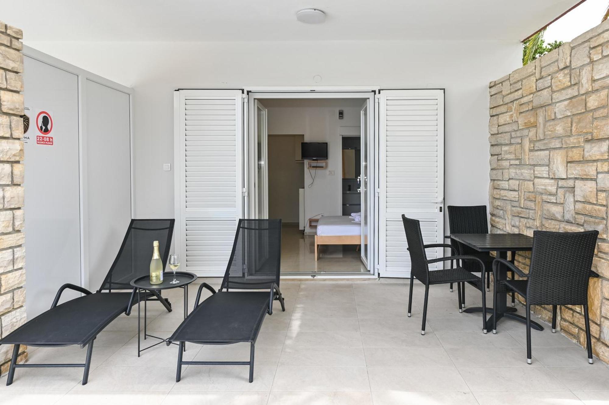 Seagull Pool Apartments & Studios Новаля Стая снимка