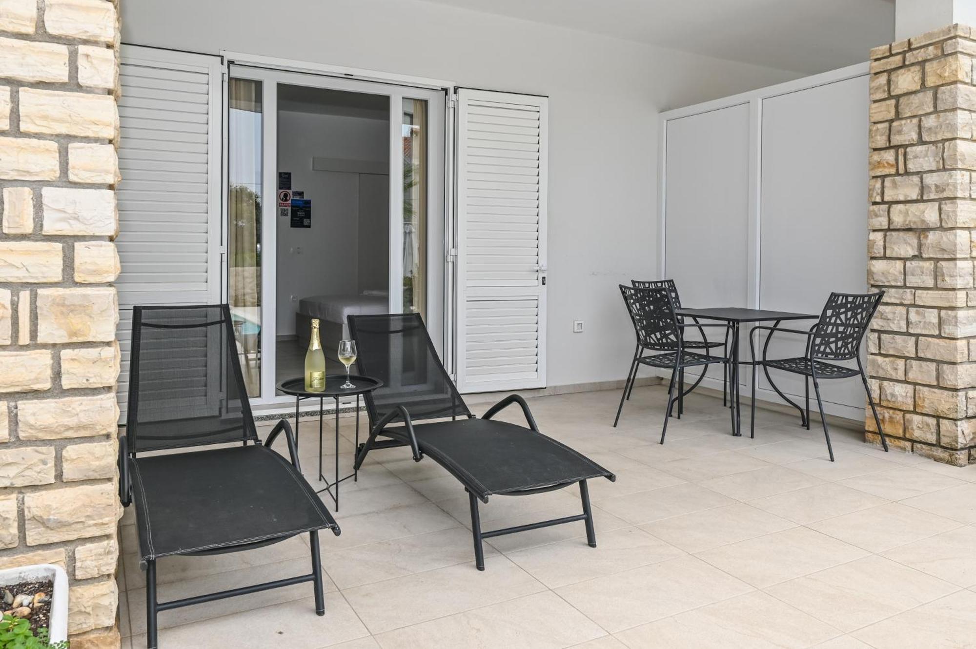 Seagull Pool Apartments & Studios Новаля Стая снимка